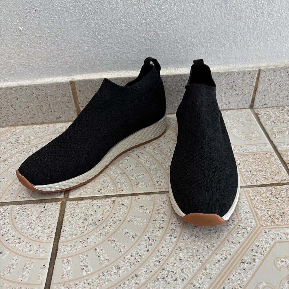 *Brand New - Never Been Worn* URBAN SPORT Sneakers